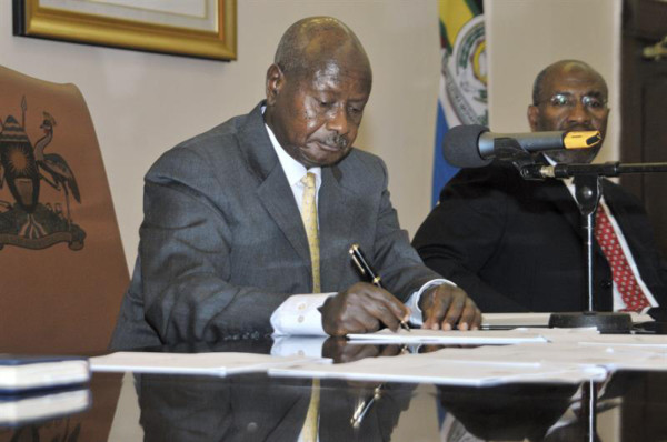 Firman ley en Uganda que castiga homosexualidad con cadena perpetua