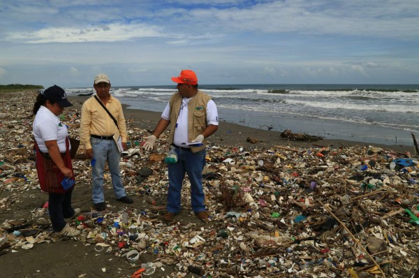 Unas 50 toneladas de basura se acumulan al mes en las playas de Omoa