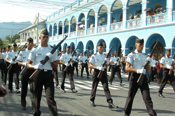 Atractivos desfiles patrios en La Ceiba