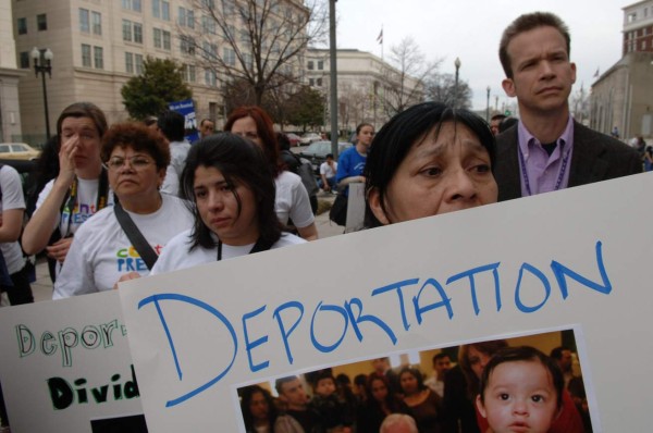 Padres y niños hondureños piden en EUA asilo y el fin de las deportaciones