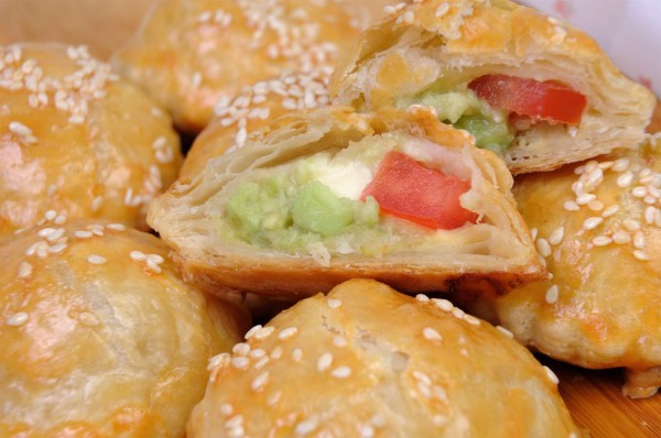 Empanaditas de milhojas rellenas con queso y aguacate