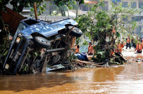 Tragedia en Indonesia al desplomarse dique