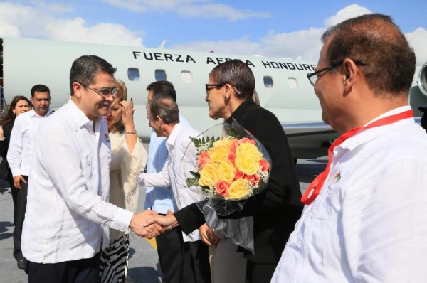 Presidente de Honduras llega a Cuba para fortalecer cooperación