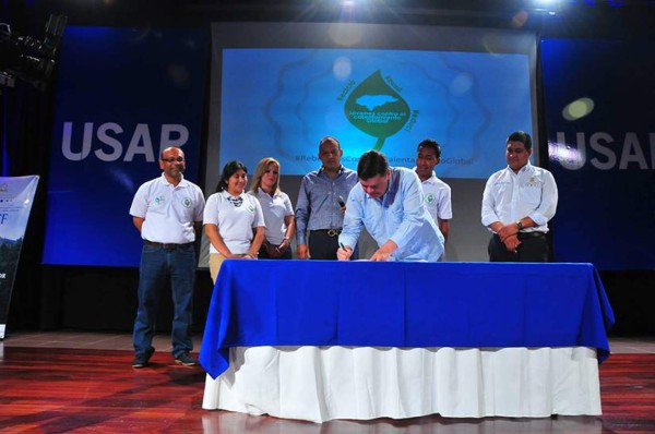 Jóvenes se suman a la lucha contra el cambio climático