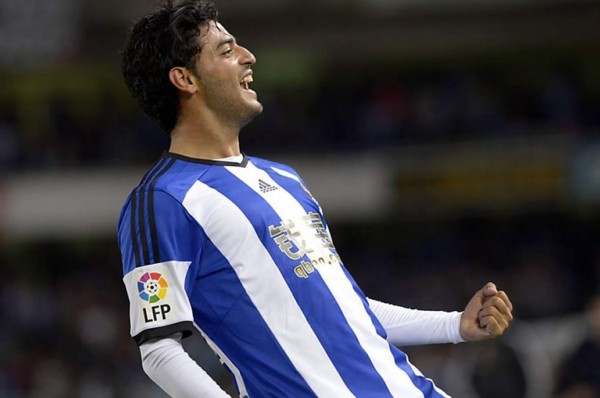 Un triplete de Carlos Vela da primer triunfo a Moyes en la Real Sociedad