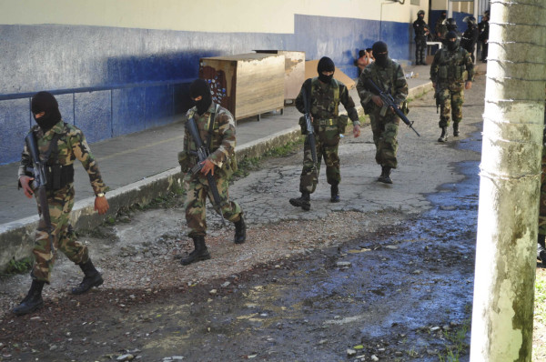 Funes envía cinco mil soldados a las calles