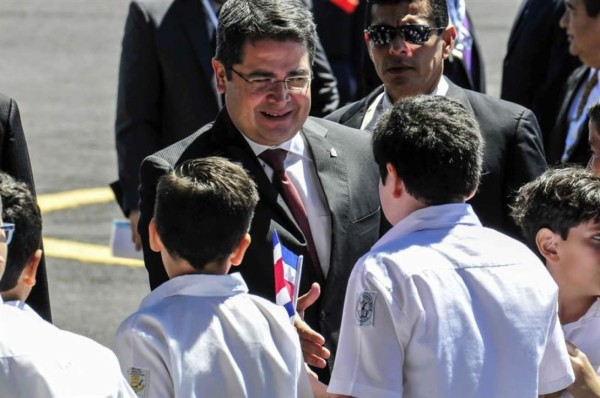 Presidente de Honduras llega a la cumbre de la Celac