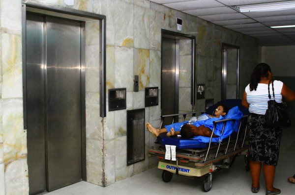 Ascensores vuelven a dejar varados a pacientes en el hospital Mario Rivas