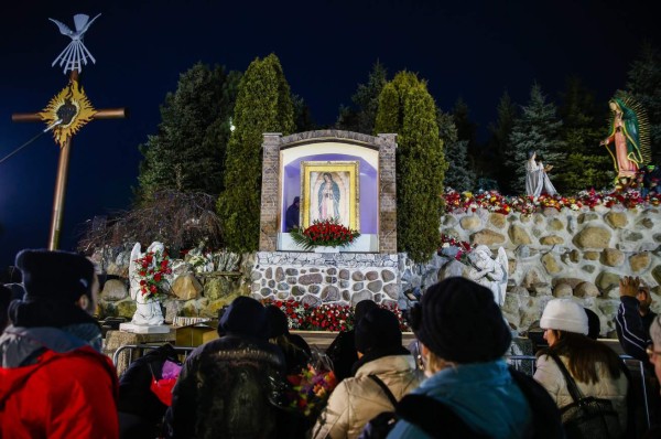 Mexicanos le rinden tributo a la virgen de Guadalupe
