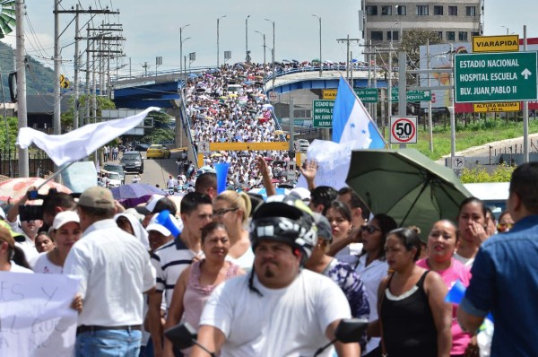 Médicos y maestros se manifiestan en Tegucigalpa frente al Hospital Escuela