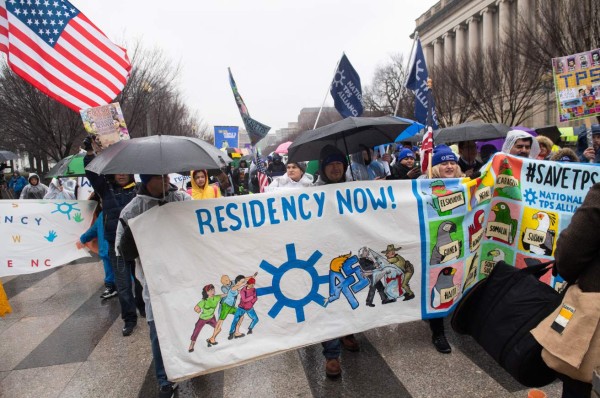 Protestan ante la Casa Blanca para pedir una solución final para los migrantes con TPS   
