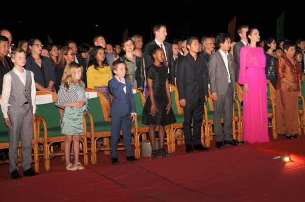 Angelina Jolie reaparece públicamente junto a sus hijos