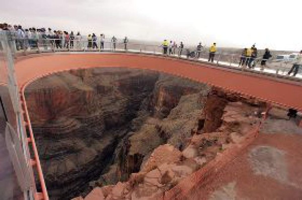 Inauguran mirador de cristal suspendido sobre el Gran Cañón