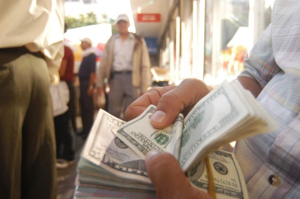 Cotización del dólar alcanza virtualmente los 22 lempiras