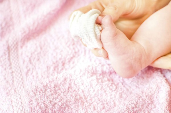 Desata polémica en la red el 'chapuzón' de un bebé