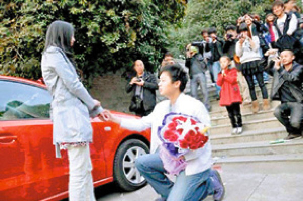 Tiburón salta a bote de pescador