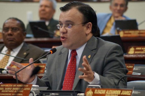 Banegas propone subir la tasa exenta del ISR en Honduras