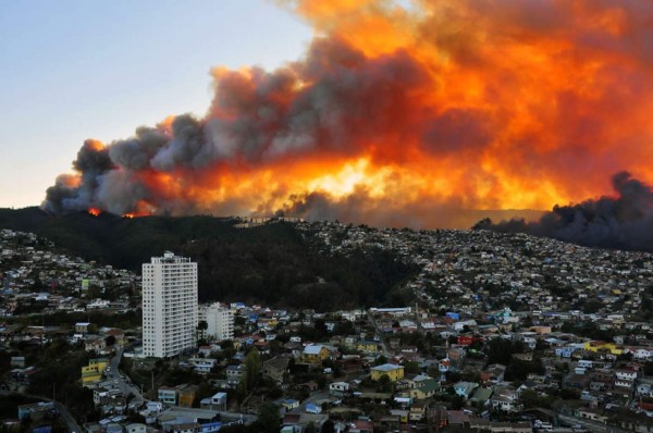 3,000 evacuados y unas 500 casas destruidas deja incendio en Chile 
