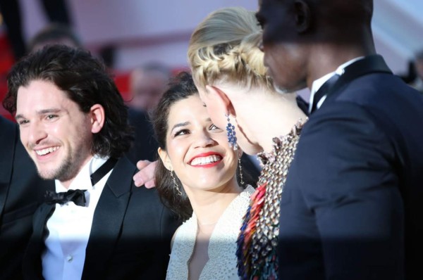 Hombre se metió abajo del vestido de América Ferrera en Cannes