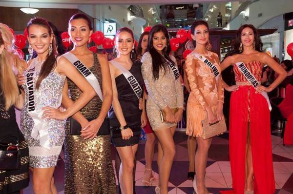 Miss Honduras posa con bandera al revés en Miss Universo 2013