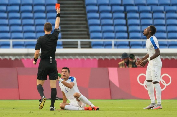 Honduras' defender Carlos Melendez receives a red card during the Tokyo 2020 Olympic Games men's group B first round football match between South Korea and Honduras at the Yokohama International Stadium in Yokohama on July 28, 2021. (Photo by Mariko ISHIZUKA / AFP)