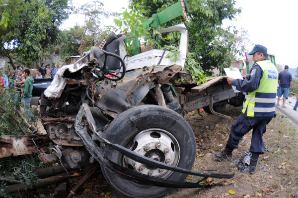 Un muerto y 12 heridos deja choque entre bus y camión
