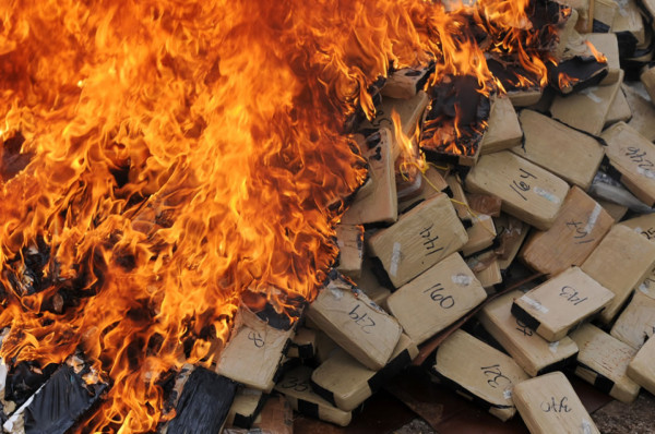 Autoridades hondureñas incineran 420 kilos de cocaína incautados en la Mosquitia