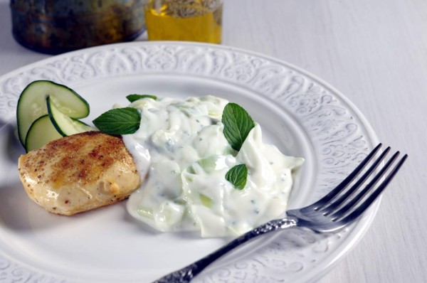 Cómo preparar pollo en salsa de yogur con pepino