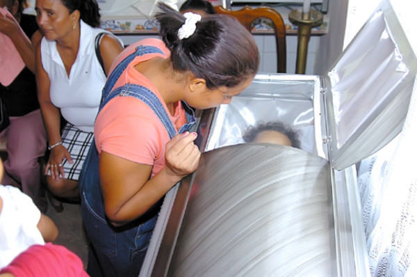 Triste despedida de la madre e hija de Lozano