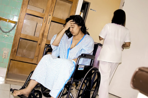 Bus con 35 personas cae en abismo: un muerto