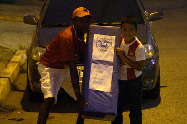 Afición del Vida se burla del descenso del Victoria