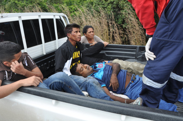 Tres muertos y seis heridos en choque entre pick up y microbús