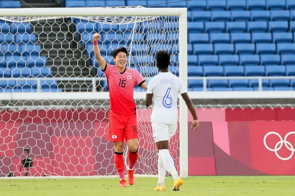 South Korea's forward Hwang Ui-jo celebrates scoring a penalty during the Tokyo 2020 Olympic Games men's group B first round football match between South Korea and Honduras at the Yokohama International Stadium in Yokohama on July 28, 2021. (Photo by Mariko ISHIZUKA / AFP)