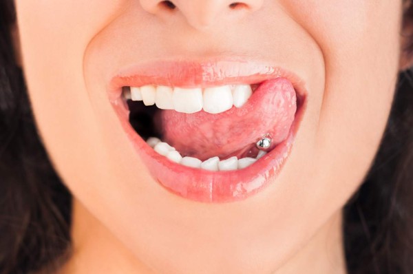Los piercings en la lengua podría resultar nocivos para los dientes y las encías