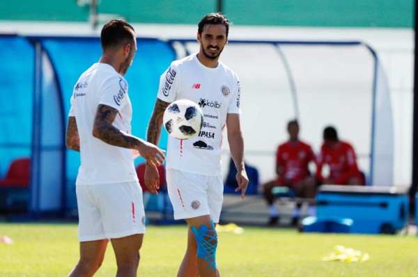 Costa Rica entrena en Rusia con su estrella Bryan Ruiz entre algodones