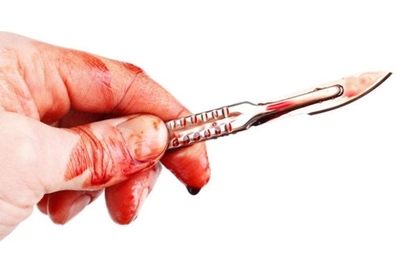 Por celos, mujer castra a su novio con un bisturí