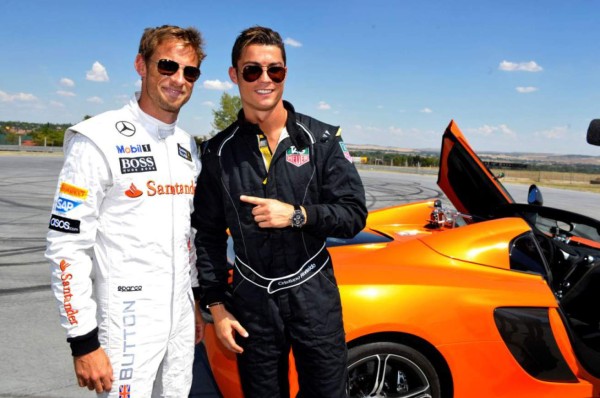 Video: Cristiano Ronaldo pilotea junto a Jenson Button
