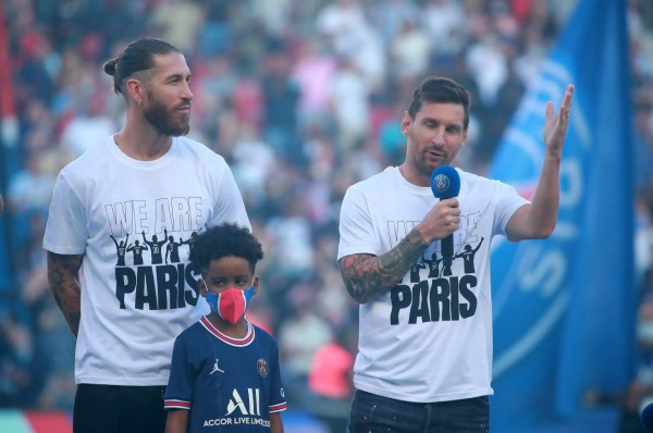 Paris (France), 14/08/2021.- Paris Saint-Germain's new recruits Lionel Messi and Sergio Ramos greet their fans during their presentation at the half-time of the French Ligue 1 soccer match between Paris Saint Germain and Strasbourg at the Parc des Princes stadium in Paris, France, 14 August 2021. (Francia, Estrasburgo) EFE/EPA/CHRISTOPHE PETIT TESSON