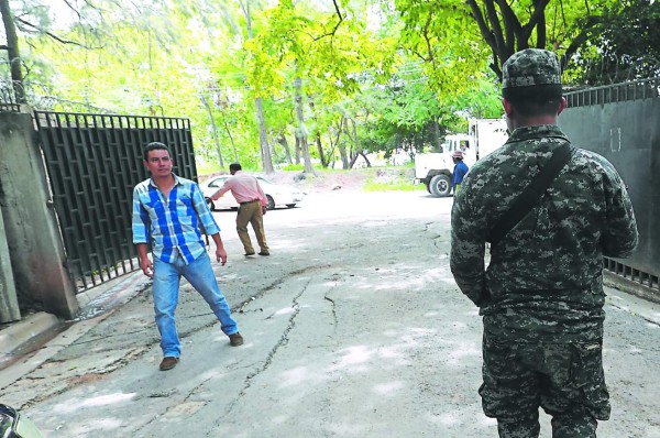 La Policía Militar resguarda a colegiales de seis institutos