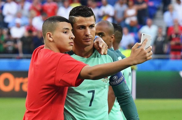 Joven aficionado abrazó y se tomó una selfie con Cristiano