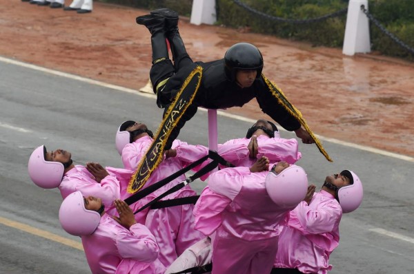 Obama preside desfile patriótico en India  