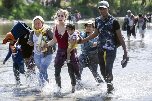 Policía mexicana frena a la caravana en el río Suchiate