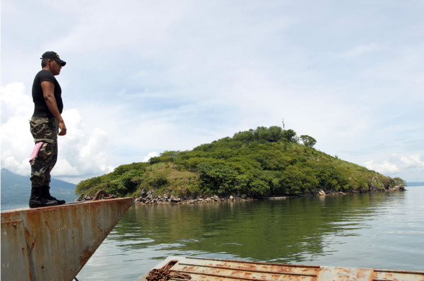Lobo: 'No vamos a negociar con El Salvador lo que es nuestro'