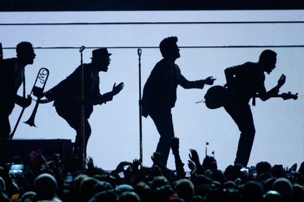 Espectáculo de Bruno Mars opacado por fuegos artificiales