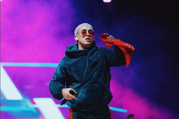 Bad Bunny sufre terrible caída del escenario