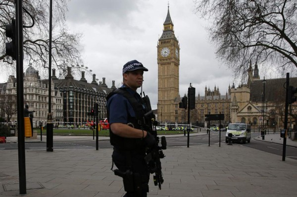 Atentado en Londres deja 4 muertos y varios heridos