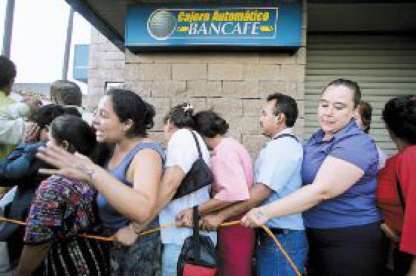 Empiezan a entregar dinero a clientes