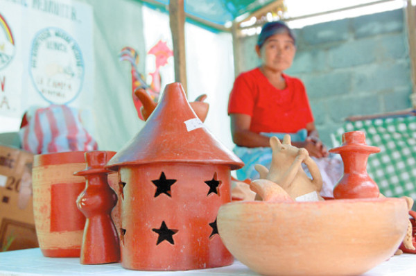 Artesanos hacen relucir el colorido de Honduras