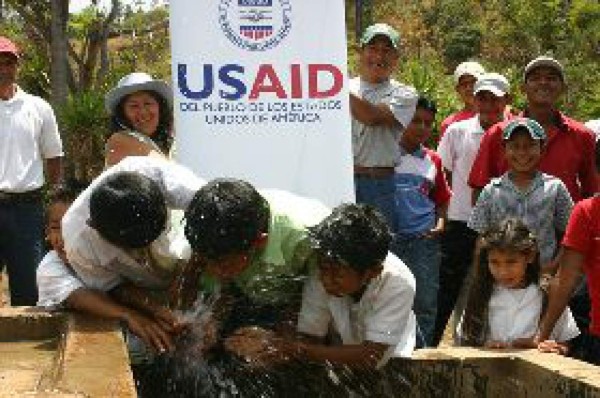 Usaid beneficia a familias con servicio de agua potable