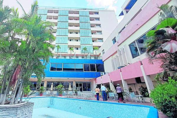 La Inmobiliaria Canaca y Posse, encargada de la venta del edificio del Gran Hotel Sula, abrió las ofertas para la compra de la torre que incluye el mobiliario y ha recibido ofertas tanto de inversionistas nacionales como extranjeros, pero no a sido vendido.